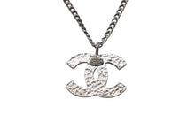 Load image into Gallery viewer, 極美品 CHANEL シャネル ココマーク ネックレス アクセサリー 04A刻印 メタル シルバー オレンジ 中古 4c055551