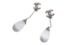 画像をギャラリービューアに読み込む, 新品同様 CHANEL シャネル ラインストーン ココマーク ピアス 重量約8g A18S刻印 クリアストーン メタル ロゴ シルバー 両耳用 アクセサリー 中古 4c060800