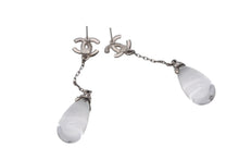 画像をギャラリービューアに読み込む, 新品同様 CHANEL シャネル ラインストーン ココマーク ピアス 重量約8g A18S刻印 クリアストーン メタル ロゴ シルバー 両耳用 アクセサリー 中古 4c060800