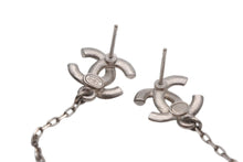 画像をギャラリービューアに読み込む, 新品同様 CHANEL シャネル ラインストーン ココマーク ピアス 重量約8g A18S刻印 クリアストーン メタル ロゴ シルバー 両耳用 アクセサリー 中古 4c060800