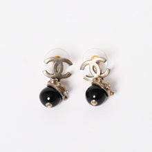 Load image into Gallery viewer, CHANEL シャネル ココマーク スイング ボールピアス 05C刻印 CCロゴ ココマーク ドロップビーズ 樹脂系 レジン ラインストーン ブラック シルバー 重量9.65g 美品 中古 4c061154