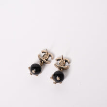 Load image into Gallery viewer, CHANEL シャネル ココマーク スイング ボールピアス 05C刻印 CCロゴ ココマーク ドロップビーズ 樹脂系 レジン ラインストーン ブラック シルバー 重量9.65g 美品 中古 4c061154