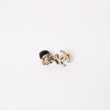 Load image into Gallery viewer, CHANEL シャネル ココマーク スイング ボールピアス 05C刻印 CCロゴ ココマーク ドロップビーズ 樹脂系 レジン ラインストーン ブラック シルバー 重量9.65g 美品 中古 4c061154