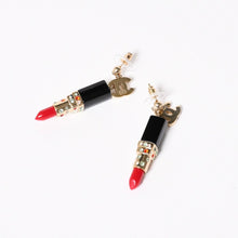 Load image into Gallery viewer, 極美品 CHANEL シャネル リップスティック ココマーク スイングピアス 04A刻印 ラインストーン 重量19.46g マルチカラー アクセサリー 両耳用 ゴールド金具 中古 4c074867