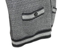 Load image into Gallery viewer, 極美品 CHANEL シャネル カーディガン P46773K05936 サイズ38 ココマークボタン ウール カシミヤ グレー 中古 4c066320