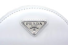 Load image into Gallery viewer, 新品同様 PRADA プラダ レザーチェーンショルダーバッグ ポシェット 1NR003 トライアングルロゴ エナメル レザー ホワイト シルバー金具 中古 4c066384