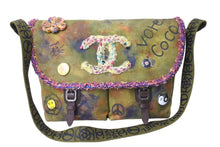画像をギャラリービューアに読み込む, 極美品 CHANEL シャネル エンブロイダリー メッセンジャーバッグ 20番台 グラフィティ カーキ ココマーク A92790 中古 4c066731