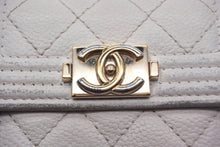 画像をギャラリービューアに読み込む, CHANEL シャネル ボーイシャネル 三つ折り財布 ココマーク 31番台 キャビアスキン ホワイト ゴールド金具 良品 中古 4c067016