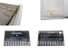 画像をギャラリービューアに読み込む, CHANEL シャネル ボーイシャネル 三つ折り財布 ココマーク 31番台 キャビアスキン ホワイト ゴールド金具 良品 中古 4c067016