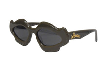 画像をギャラリービューアに読み込む, 新品未使用 LOEWE ロエベ サングラス サイドロゴ LW40109U サイズ52▫︎18 140 イタリア製 ゴールド金具 カーキ 中古 4c067430