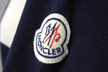 Load image into Gallery viewer, 極美品 MONCLER モンクレール ニット トップス サイズXS ボーダー ロゴパッチ ホワイト レッド ネイビー コットン 中古 4c067459