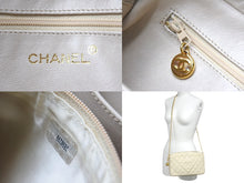 画像をギャラリービューアに読み込む, CHANEL シャネル ショルダーバッグ 2番台 ココマーク ココボール ホワイト キャビアスキン ゴールド金具 美品 中古 4c067493cc