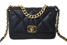 Load image into Gallery viewer, 極美品 CHANEL シャネル19 2WAYシングルフラップマトラッセチェーンショルダーバッグ 30番台 ラムスキン ブラック ゴールド 中古 4c067499