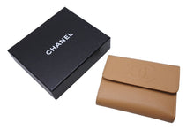 Load image into Gallery viewer, 新品未使用 CHANEL シャネル ココマーク 三つ折り財布 8番台 イタリア製 キャビアスキン ベージュ ゴールド金具 美品 中古 4c067555