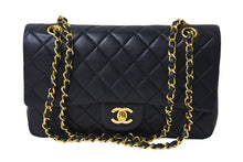 Load image into Gallery viewer, 極美品 CHANEL シャネル Wフラップ マトラッセ25 チェーンショルダーバッグ ラムスキン 1番台 ブラック ゴールド金具 中古 4c067646