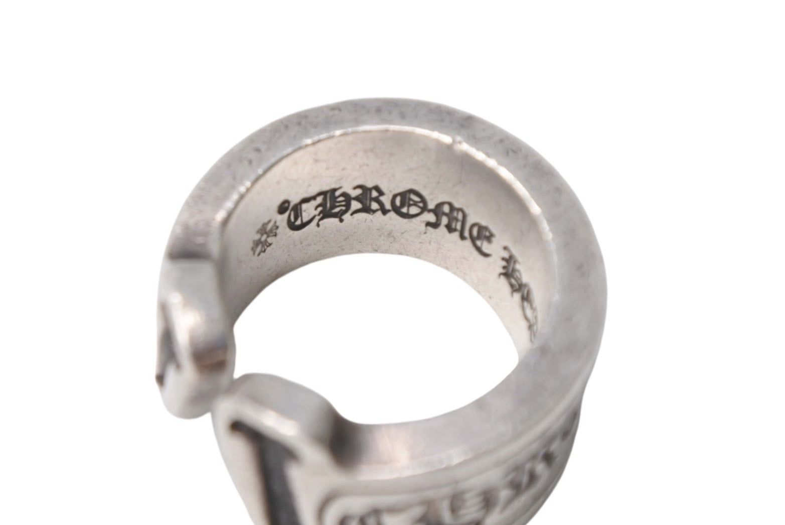 CHROME HEARTS クロムハーツ ラージスクロールラベル リング シルバー シルバー925 ロゴ アクセサリー 10号 美品 中古  4c067812 – Casanova Vintage