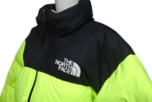 Load image into Gallery viewer, 極美品 THE NORTH FACE ザノースフェイス ヌプシ ダウンジャケット イエローグリーン 海外限定 721221 中古 4c068391