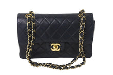 Load image into Gallery viewer, CHANEL シャネル マトラッセ Wフラップ ショルダーバッグ ココマーク 7番台 ラムスキン ブラック ゴールド金具 美品 中古 4c068476