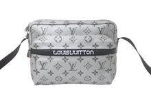 Load image into Gallery viewer, 極美品 LOUIS VUITTON ルイヴィトン メッセンジャーPM ショルダーバッグ M43859 日本限定 モノグラムリフレクト レザー シルバー金具 中古 4c068785