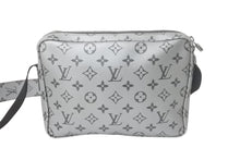 Load image into Gallery viewer, 極美品 LOUIS VUITTON ルイヴィトン メッセンジャーPM ショルダーバッグ M43859 日本限定 モノグラムリフレクト レザー シルバー金具 中古 4c068785