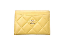 Load image into Gallery viewer, CHANEL シャネル マトラッセ カードケース ココマーク 22番台 スペイン製 ラムスキン イエロー ゴールド金具 美品 中古 4c068815