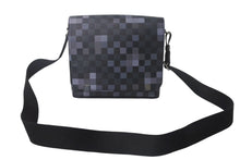 Load image into Gallery viewer, LOUIS VUITTON ルイヴィトン ディストリクトPM ショルダーバッグ N40072 ダミエグラフィット ピクセル PVC レザー シルバー金具 美品 中古 4c068953