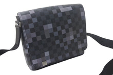 Load image into Gallery viewer, LOUIS VUITTON ルイヴィトン ディストリクトPM ショルダーバッグ N40072 ダミエグラフィット ピクセル PVC レザー シルバー金具 美品 中古 4c068953