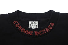 画像をギャラリービューアに読み込む, CHROME HEARTS クロムハーツ 半袖Ｔシャツ サイズM スクロールロゴ ダガー ネックロゴ プリント ブラック レッド ヴィンテージ 美品 中古 4c069223