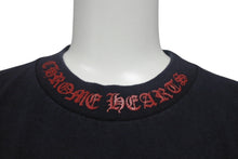 Load image into Gallery viewer, CHROME HEARTS クロムハーツ 半袖Ｔシャツ サイズM スクロールロゴ ダガー ネックロゴ プリント ブラック レッド ヴィンテージ 美品 中古 4c069223