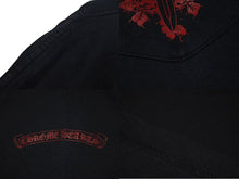 Load image into Gallery viewer, CHROME HEARTS クロムハーツ 半袖Ｔシャツ サイズM スクロールロゴ ダガー ネックロゴ プリント ブラック レッド ヴィンテージ 美品 中古 4c069223