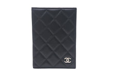 Load image into Gallery viewer, CHANEL シャネル パスポートケース 14番台 キルティング ココマーク ブラック バーガンディ ラムスキン 美品 中古 4c069234