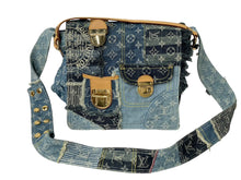 Load image into Gallery viewer, 極美品 LOUIS VUITTON ルイヴィトン パッチワーク ポスティ メッセンジャーバッグ M95374 モノグラムデニム ブルー 中古 4c069283