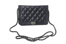 画像をギャラリービューアに読み込む, CHANEL シャネル ボーイシャネル チェーンショルダーバッグ 25番台 キャビアスキン ココマーク ブラック シルバー金具 美品 中古 4c069289