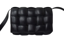 画像をギャラリービューアに読み込む, BOTTEGA VENETA ボッテガヴェネタ ショルダーバッグ パデッド カセット イントレチャート シルバー金具 ブラック 美品 中古 4c069298