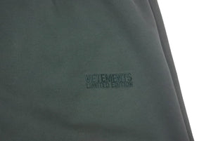 新品未使用品 VETEMENTS ヴェトモン BAGGY SWEATPANTS バギースウェットパンツ UA53SP600P サイズXS グリーン 刺繍 中古 4c069348