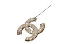 Load image into Gallery viewer, 新品未使用品 CHANEL シャネル ココマーク パール ブローチ F24V 22g ゴールド ホワイト 小物 アクセサリー ロゴ シルバー金具 中古 4c069425