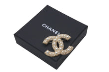 Load image into Gallery viewer, 新品未使用品 CHANEL シャネル ココマーク パール ブローチ F24V 22g ゴールド ホワイト 小物 アクセサリー ロゴ シルバー金具 中古 4c069425