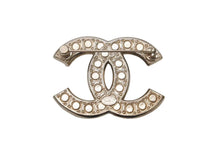 Load image into Gallery viewer, 新品未使用品 CHANEL シャネル ココマーク パール ブローチ F24V 22g ゴールド ホワイト 小物 アクセサリー ロゴ シルバー金具 中古 4c069425
