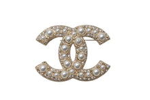 Load image into Gallery viewer, 新品未使用品 CHANEL シャネル ココマーク パール ブローチ F24V 22g ゴールド ホワイト 小物 アクセサリー ロゴ シルバー金具 中古 4c069425