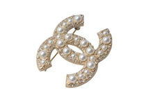 Load image into Gallery viewer, 新品未使用品 CHANEL シャネル ココマーク パール ブローチ F24V 22g ゴールド ホワイト 小物 アクセサリー ロゴ シルバー金具 中古 4c069425