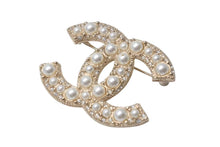 Load image into Gallery viewer, 新品未使用品 CHANEL シャネル ココマーク パール ブローチ F24V 22g ゴールド ホワイト 小物 アクセサリー ロゴ シルバー金具 中古 4c069425