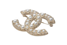 Load image into Gallery viewer, 新品未使用品 CHANEL シャネル ココマーク パール ブローチ F24V 22g ゴールド ホワイト 小物 アクセサリー ロゴ シルバー金具 中古 4c069425