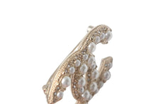 Load image into Gallery viewer, 新品未使用品 CHANEL シャネル ココマーク パール ブローチ F24V 22g ゴールド ホワイト 小物 アクセサリー ロゴ シルバー金具 中古 4c069425