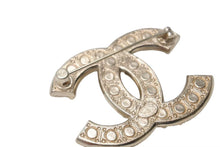 Load image into Gallery viewer, 新品未使用品 CHANEL シャネル ココマーク パール ブローチ F24V 22g ゴールド ホワイト 小物 アクセサリー ロゴ シルバー金具 中古 4c069425