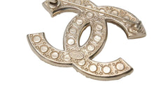 Load image into Gallery viewer, 新品未使用品 CHANEL シャネル ココマーク パール ブローチ F24V 22g ゴールド ホワイト 小物 アクセサリー ロゴ シルバー金具 中古 4c069425