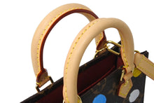 Load image into Gallery viewer, 極美品 LOUIS VUITTON ルイヴィトン プティット サックプラ ハンドバッグ M81867 草間彌生 23SS PVC 2WAY レザー ゴールド金具 中古 4c069543