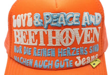Load image into Gallery viewer, 極美品 KAPITAL キャピタル ラブ&amp;ピース ベートーヴェン トラッカー ハット メッシュキャップ K2009XH816 オレンジ ONESIZE 中古 4c069569