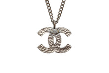 Load image into Gallery viewer, CHANEL シャネル ココマークネックレス 02A刻印 重量約6.1 メタル シルバー ベージュ シルバー金具 美品 中古 4c069711