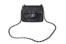 画像をギャラリービューアに読み込む, CHANEL シャネル ミニマトラッセ Sフラップ Sチェーンショルダーバッグ 5番台 ラムスキン ブラック シルバー金具 美品 中古 4c069750