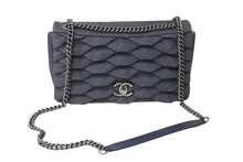 Load image into Gallery viewer, 極美品 CHANEL シャネル Wチェーンショルダーバッグ 22番台 デニムプリーツ ココマーク タートル インディゴ レザー 中古 4c069769
